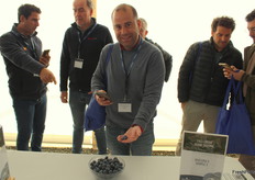 En la foto, José Manuel Espejo, de Driscols, con un arándano de la variedad AzraBlue tamaño jumbo