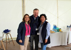 Rosario Gómez, Drew Reynolds y Danitza Sánchez, de Dole