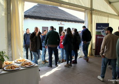Tras la presentación, los asistentes visitaron los invernaderos en los que se cultivan las variedades del programa Fall Creek Collection
