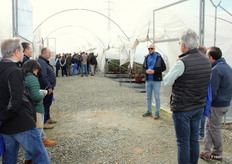 Felix y Rufo, de Fall Creek, hicieron el tour por los invernaderos explicando las características de las diferentes variedades