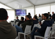 El público tuvo la oportunidad de aportar su punto de vista en la mesa redonda, que analizó los grandes retos que enfrenta el arándano en Huelva - como coincidieron los ponentes: la competencia de terceros países, la disponibilidad de agua y la mano de obra -y cómo la nueva genética de Fall Creek puede ayudar a enfrentarlos