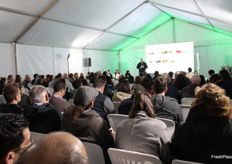 La jornada arrancó con una ronda de presentaciones del trabajo que realiza Planasa en el desarrollo de sus variedades de fresa, arándano, frambuesa y mora. El primer turno fue para David Ortiz, Director General para EMEA, quien compartió la historia y el crecimiento de Planasa desde sus inicios