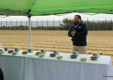 Manuel Garcés recibió a los asistentes en la cata de arándanos