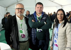 Agustín Leñero y Luis Fernández, de Planasa, junto a Mª Ángeles García, de Frutas Esther