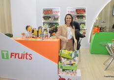 Ana Paula, comercial de la empresa T Fruits, participando de la faria.