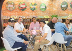 Fabio Soares de la empresa Salute Frutas de Brasil, en reunión con sus clientes compradores de Chile.