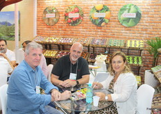 Edson Martini y Paulo Filho representando a Salute Frutas de Brasil, junto con su cliente Regina Serrano de Sof Southorganic Fruit de Chile