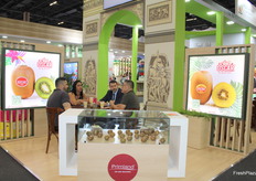 Stand de Primland y sus demostraciones de su producto como el kiwi.