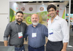 Rafael Romário de Klabin, Paulo Dantas de Agrodan y Lucas Barbosa de Bratrade Agrícola en el stand de Abrafrutas