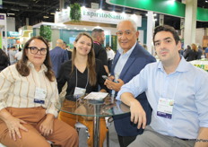 Luz marina Bleichvel de Petroline Pe Brasil (Embalajes), Barbara Siqueira de Coana, Juan Carlos Lavanderos de Imal de Chile y Gabriel Alves de Coana en el stand de Abrafrutas