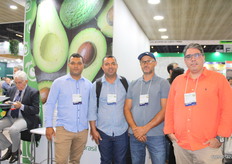 Vanobio de SVB Emprendimientos (exportador de melón), Divamildo de CONSEP (exportador de melón), Jai Carnero de Bloomvalley Fruits (Mango) y Antonio Mota de Agro G8 (limón Tahití) en el pabellón de Abrafrutas