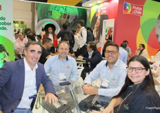 Fernando Ibarbia de Soc. Exp. Verfrut de Chile junto a sus clientes de Brasil. Magnos Vassoler, Rodrigo Avelar, Adriana Barros de Frutas Vassoler