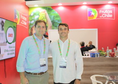 Sebastian Cortes de Polarfruit y Agustín Silva, comercial de Frutam del Grupo VPC