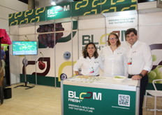 Tainá Soares, Marie-Anne De Béjarry y Romero Nery representando a Bloom Fresh Global