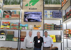 Fabio Vargas de Klabin, Richard Muller de Agrícola Famosa, Gustavo Jaoude den el stand de Klabin