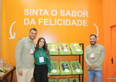 Luidi Amorim, gabriely Lima y Marcos Walgenio, representando a Santa Felicidade de Brasil