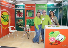 Cintia Nogueira,  Fresddy Bilyk y Gisela Allegro, representando a FG Frutas