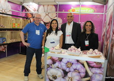 Oriental Fruits de Egipto, representado por Wael Soliman y Juilia Graciele y con unos de sus clientes.