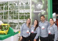 Grupo Bonella con Rayane Alexandre, Monique Lelo, André Cesario y Kayane Gomez