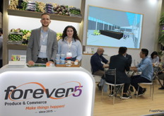 Weslley Parra y Thais Signorini de la empresa Forever 5, exportador de Brasil.