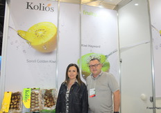 Elena Kolios y Christos Kolios, representando a la empresa Kolios de Grecia.