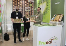 Padelis Skouloudis , Eirini Moudiris, Athanasios Moudiris de Frueat en el pabellón de Grecia, principal producto Kiwi.