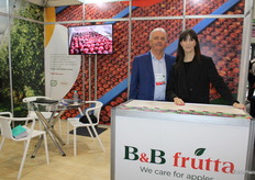 Loredano Bretegani y Sara Angeli de B&B Frutta, exportadores de manzanas de Italia