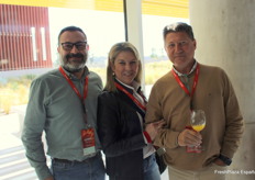 Juan José Benito, de Viagro S.A., junto a M.ª José Gimeno y José Luis González, de Rijk Zwaan