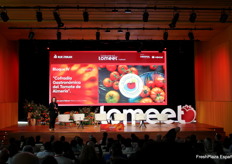 Mabel Salinas, responsable de Administración y Comunicación de Grupo Caparrós, habló sobre el tomate almeriense como fuente de inspiración y compartió el trabajo que está llevando a cabo la Cofradía Gastronómica del Tomate de Almería