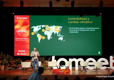 Manuel Hernández Fernández, Especialista de Cultivo de Tomate en Rijk Zwaan Ibérica, compartió los avances de Rijk Zwaan en tomate, en paralelo a las necesidades de los productores y a los grandes retos que enfrenta la producción