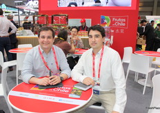 Daniel Portaluppi y Joaquin Acevedo, representando a la empresa Reina Sur, exportadores de cerezas, uvas, arandanos de Chile.