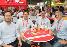 El equipo de SFC Comercial Chile con Carlos Muñoz , Eduardo Pezoa y Felipe Wilson, Westly Moran de Mor - Fruit, en el stand de Chile