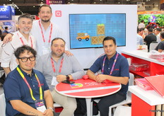El equipo de Qima, representado por Juan Pablo Caballero, Ignacio Santibáñez y Javier Saavedra Riveros, en el stand de Frutas de Chile.