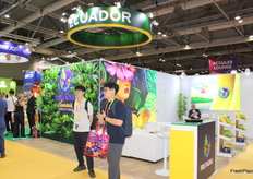 La participación de Ecuador con sus productos como el banano, pitahayas y otros para el mercado asiático.Con el reciente tratado comercial con Corea abre una nueva ventana de oportunidades para los exportadores ecuatorianos.