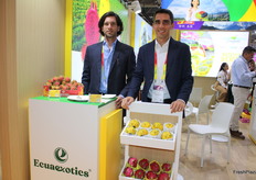 Los hermanos Simón y Sebastían Bustamante, representando a la empresa Ecuaexotics.