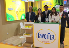 Vicente O. Wong de Favorita Ecuador, Cliente MSC, Camila Sanchéz y Charlie Li de Favorita Ecuador.