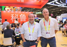 Juan Enrique Pendavis y Enrique Harten, representando a la empresa Agualima, exportadores peruanos de arándanos orgánicos.