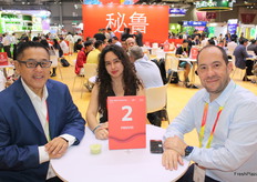 El equipo de Premiun Chice Global con Mario Chang, Diana Bustamante y Alejandro Falcon en el pabellón de Perú.