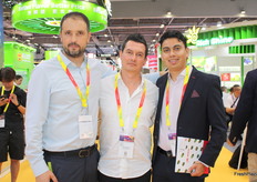 Rodolfo Meza y Mikhail Vazquez de la empresa Aztec Fruit junto a Salvador Miranda Aguilar gerente general del Grupo Sanell, exportador de México.