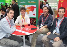 Juan Pablo Grez de Cherry Market y representantes de Delipack SPA con Cristobal Amenabar, Adriano Carleti y Vicente Cruz en el pabellón de Chile.