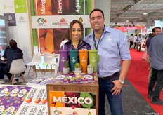 Cabe Fruit con Vicky Cabello y Edgar del Angel