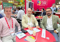 Diego Hernandez, Carlos Abujatum representantes de Niceblue, exportadores de arandanos de Chile , y Mikel Santamaria de Beta Best