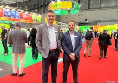 Denis Freitas y Bernando Pereira, representantes de Kuehne + Nagel empresa logistica en Alemania, visitando el pabellón de Brasil