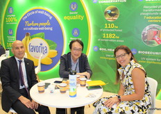 El equipo de Favorita en reunión con Rafael S. Wong de Fundación Wong, Shuji Yasuda y Mónica Molineros de Favorita del Ecuador.