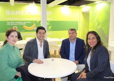 En el stand de Banex con Jhon Loja de Pulpita Fruits, Italo Grandes Roman de Suma Kearth y Gisella Litardo de Banex.