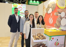 Equipo de Cripton Imports, representado por Joel Alcívar Rosales.