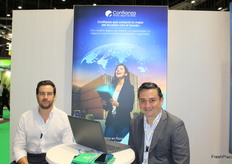 Christian Suarez Moreno de ZHM Asesores de Seguros y Alberto Podestá de la empresa Confianza (seguro de Crédito), en el stand de ecuador.