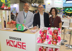 José Sánchez Páez, Xavier Zambrano Plaza y Julia Colina Rivadeneira de la empresa Dragon House, exportador de Pitahaya de Ecuador.
