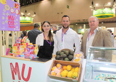 Empresa Mucha Fruits de Ecuador, representado por Julio César Calderon (Centro)