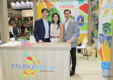 Equipo de Palpazfruit, representado por Yomar Palacios Li, en el stand de Ecuador.